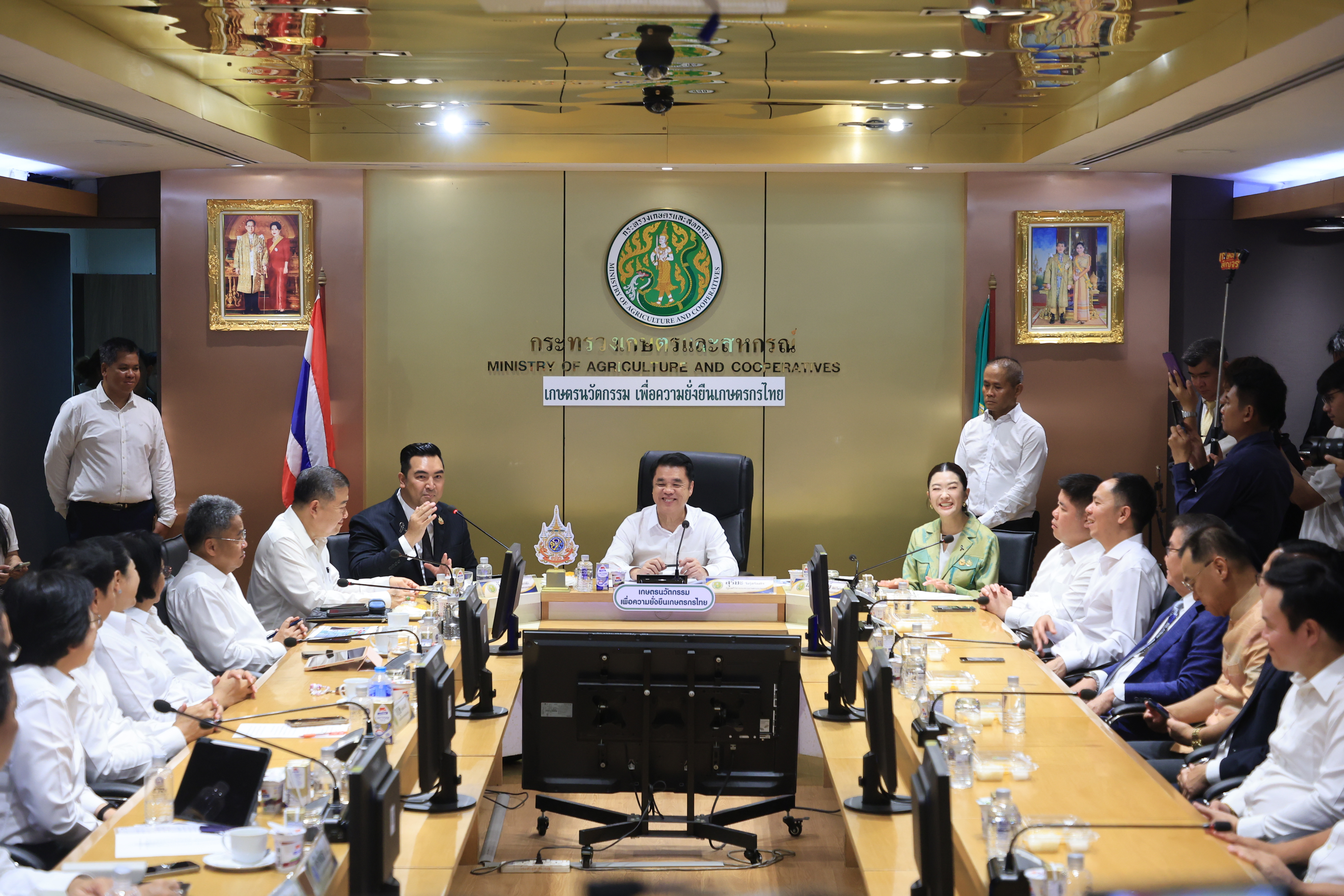 title - เลขาธิการ ส.ป.ก. ร่วมการประชุมผู้บริหารระดับสูงของกระทรวงเกษตรและสหกรณ์ รับมอบนโยบาย รมว.กษ. 5 ด้าน เน้นการทำงานเชิงรุก ลดขั้นตอน เร่งการนำเทคโนโลยีดิจิทัลมาช่วยในการทำงาน ผลักดัน 6 เรื่องเร่งด่วน ต้องเห็นผลที่เป็นรูปธรรม ชูแนวคิดหลัก “เกษตรนวัตกรรม เพื่อความยั่งยืนเกษตรกรไทย” 